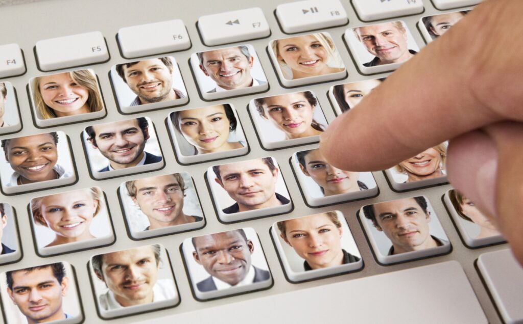 Где знакомятся россияне?