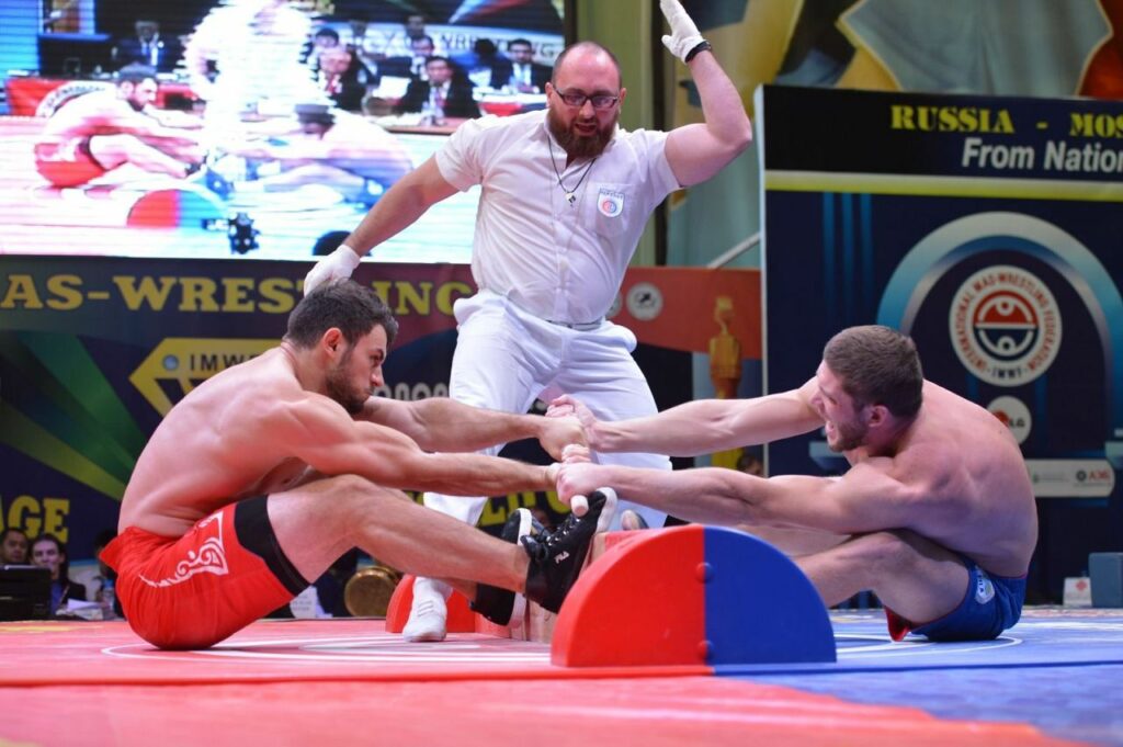 Спортивыне соревнования по мас-рестлингу - перетягиванию палки